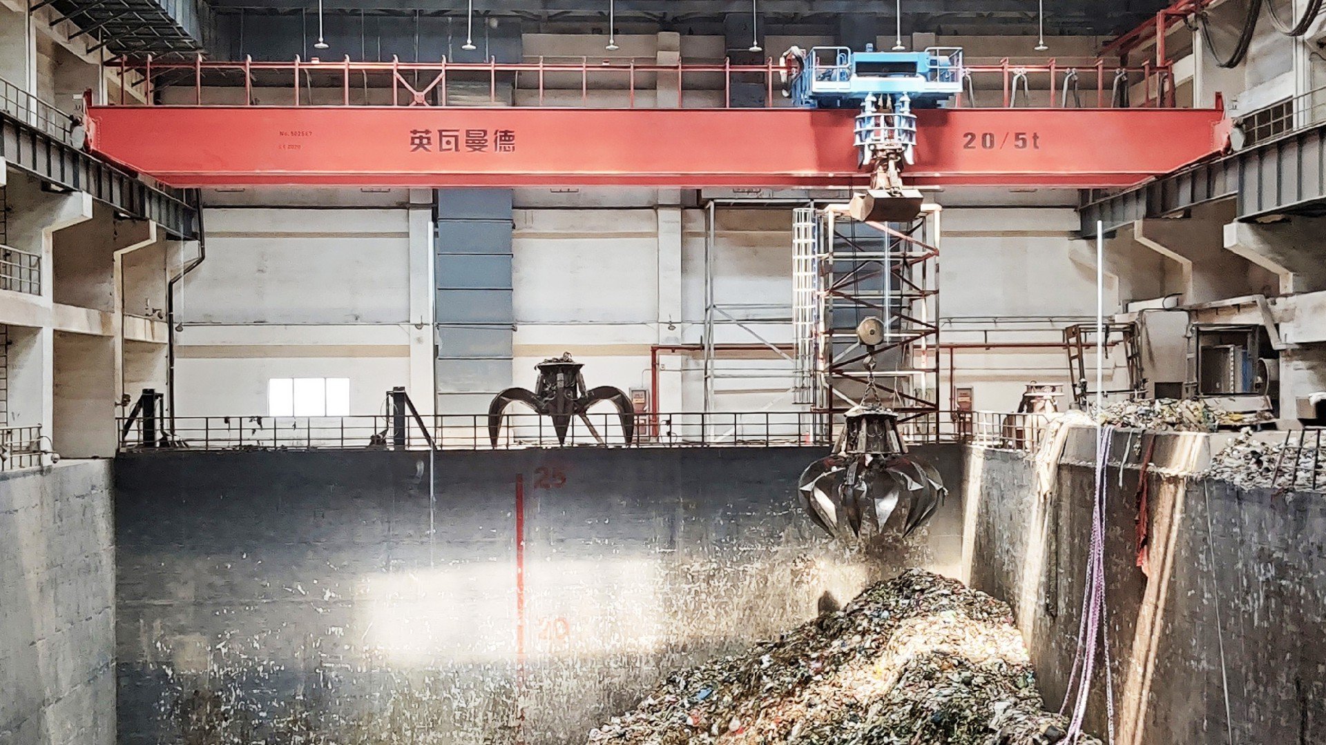 جرثقیل نیمه‌خودکار چنگکی زباله